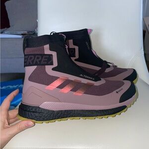 Adidas Terrex Women's Cold Ready size 8.5 Winter Boots - Purple & Black Beauties